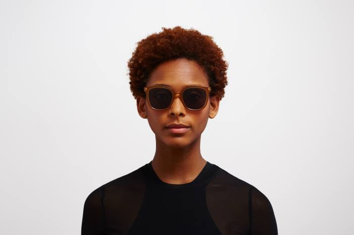 stel: c99 brun/mørkebrun/blank go|linse: cool grå solid viska MYKITA F0JJ127 lidt